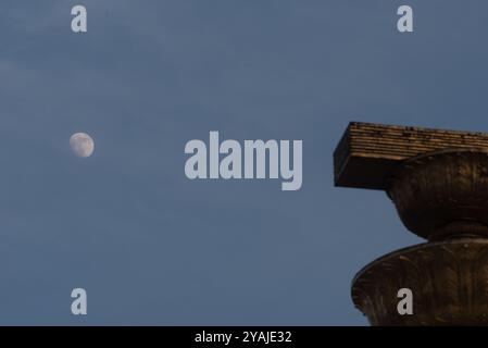 Bangkok, Thailand. Oktober 2024. The Moon's HINTS Behind Democracy Monument am 14. Oktober 2024, von der Ratchadamnoen Avenue in bangkok, thailand aus gesehen. (Foto: Teera Noisakran/SIPA USA) Credit: SIPA USA/Alamy Live News Stockfoto