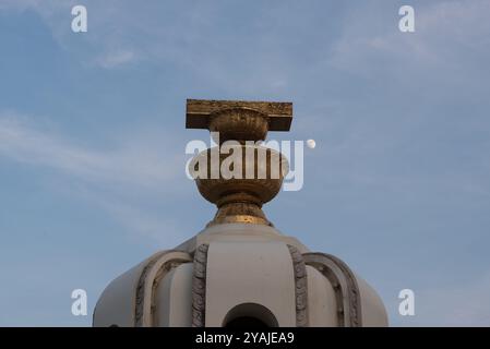 Bangkok, Thailand. Oktober 2024. The Moon's HINTS Behind Democracy Monument am 14. Oktober 2024, von der Ratchadamnoen Avenue in bangkok, thailand aus gesehen. (Foto: Teera Noisakran/SIPA USA) Credit: SIPA USA/Alamy Live News Stockfoto