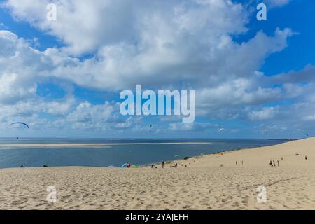 Düne von Pilat, Frankreich - 14. August 2024: Paragliding in der Großen Düne von Pilat, Arcachon Basin, Nouvelle Aquitaine, Frankreich. Stockfoto