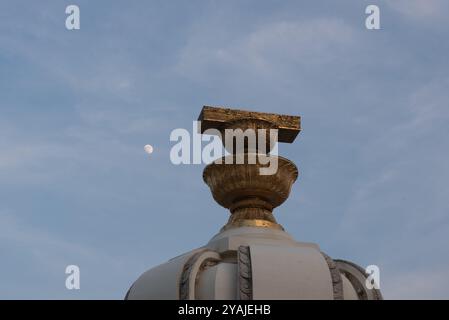 Bangkok, Thailand. Oktober 2024. The Moon's HINTS Behind Democracy Monument am 14. Oktober 2024, von der Ratchadamnoen Avenue in bangkok, thailand aus gesehen. (Foto: Teera Noisakran/SIPA USA) Credit: SIPA USA/Alamy Live News Stockfoto