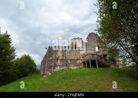 Die mittelalterliche Burg Solimbergo, Bruchteil der Sequals in Friaul, auf der Spitze eines Hügels, den Sie bei Wanderungen durch die Wälder um ihn herum erreichen können. Stockfoto