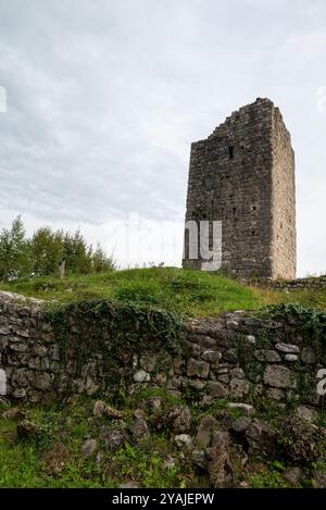 Der Turm der mittelalterlichen Burg Solimbergo, Bruchteil der Sequals in Friaul. Diese alte Ruine ist auf einem Hügel, wir sind im Herbst. Stockfoto