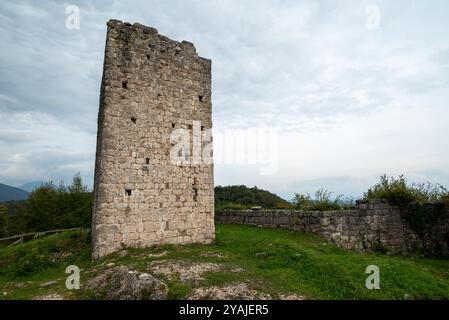 Der Turm der mittelalterlichen Burg Solimbergo, Bruchteil der Sequals (Italien). Diese Ruinen liegen auf einem Hügel, wir sind im Herbst an einem bewölkten Tag. Stockfoto