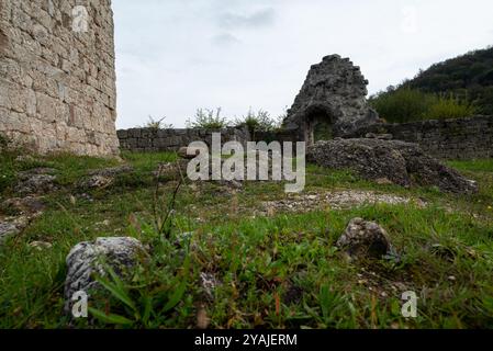 Der felsige Eingang der mittelalterlichen Burg Solimbergo (Sequals), diese Festungsmauern und der Turm auf der linken Seite. Diese Ruinen sind auf einem Hügel Stockfoto