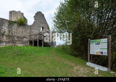 Die mittelalterliche Burg Solimbergo, Bruchteil der Sequals in Friaul. Im Vordergrund das Schild mit historischen Informationen. Diese alten Ruinen sind dramatisch. Stockfoto