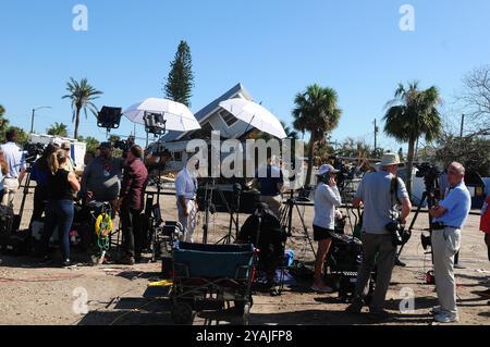 St. Petersburg, USA. Oktober 2024. ST. PETE BEACH, FLORIDA - 13. OKTOBER: Die Medien warten auf US-Präsident Joe Biden, nachdem sie die Schäden durch den Hurrikan Helene und Milton in St. Pete Beach, Florida, beobachtet hatten. Biden besuchte das Gebiet, da es mit Wirbelstürmen zu tun hat, die große Schäden angerichtet haben. (Foto: JL/SIPA USA) Credit: SIPA USA/Alamy Live News Stockfoto