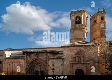 Blick auf die Kirche Santisima Trinidad von Alcaraz, Albacete, Castilla la Mancha, Spanien, mit dem Tardon-Turm im Hintergrund Stockfoto