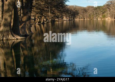 Lazy Texas River mit Seilschaukel an einem sonnigen Tag Stockfoto