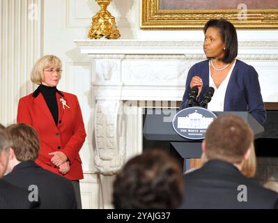 Washington, DC - 29. Januar 2009 -- First Lady Michelle Obamal Right, hält Bemerkungen im State Dining Room des Weißen Hauses in Washington, DC bei einem Empfang zu Ehren von Lilly Ledbetter, Linke, für die Unterzeichnung des Lilly Ledbetter Fair Pay Restoration Act am Donnerstag, 29. Januar 2009.Credit: Ron Sachs - Pool via CNP Stockfoto