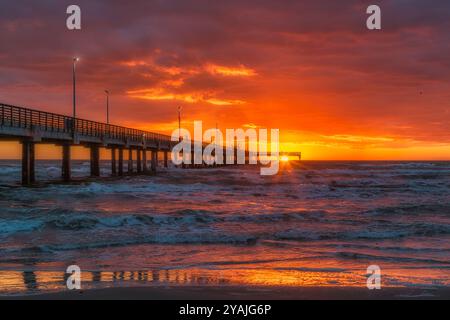 Sonnenaufgang vom Bob Hall Pier in der Nähe von Padre Island und Corpus Christi, Texas Stockfoto