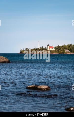 Blick auf den Copper Harbor Lighthouse von der anderen Seite des Lake Superior Stockfoto