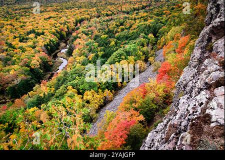 Herbstblick auf den Carp River vom Escarpment Trail im Porcupine Mountains Wilderness State Park Stockfoto