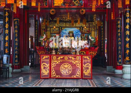 Innenraum in einem alten asiatischen buddhistischen Tempel auf der Hoi Quan Phuoc Kien Pagode in der Altstadt von Hoi an in Asien. Hoi An, Vietnam - 12. September 2024 Stockfoto