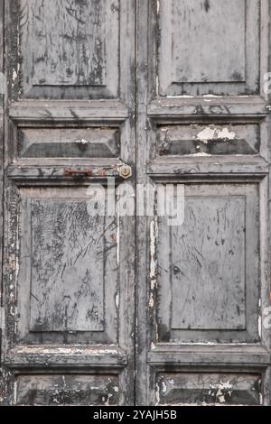 Alte Holztür in der Altstadt von Rom, Italien Stockfoto
