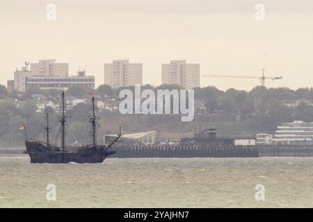 Sheerness, Kent, Großbritannien. Oktober 2024. Galeon Andalucia sah die Themse nach einem Besuch in Großbritannien, nächster Halt in Frankreich - fotografiert von Sheerness, Kent. Bild: Vorbei an Southend auf dem Seebrück im Hintergrund. Quelle: James Bell/Alamy Live News Stockfoto