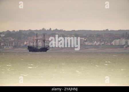 Sheerness, Kent, Großbritannien. Oktober 2024. Galeon Andalucia sah die Themse nach einem Besuch in Großbritannien, nächster Halt in Frankreich - fotografiert von Sheerness, Kent. Bild: Vorbei an Southend auf See im Hintergrund. Quelle: James Bell/Alamy Live News Stockfoto