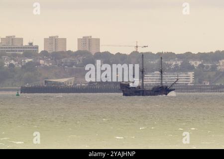 Sheerness, Kent, Großbritannien. Oktober 2024. Galeon Andalucia sah die Themse nach einem Besuch in Großbritannien, nächster Halt in Frankreich - fotografiert von Sheerness, Kent. Bild: Vorbei an Southend auf dem Seebrück im Hintergrund. Quelle: James Bell/Alamy Live News Stockfoto