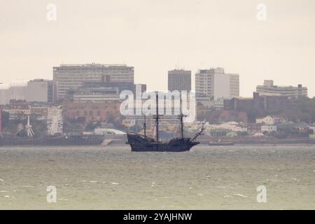Sheerness, Kent, Großbritannien. Oktober 2024. Galeon Andalucia sah die Themse nach einem Besuch in Großbritannien, nächster Halt in Frankreich - fotografiert von Sheerness, Kent. Bild: Vorbei an Southend auf See im Hintergrund. Quelle: James Bell/Alamy Live News Stockfoto