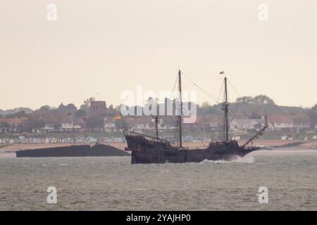Sheerness, Kent, Großbritannien. Oktober 2024. Galeon Andalucia sah die Themse nach einem Besuch in Großbritannien, nächster Halt in Frankreich - fotografiert von Sheerness, Kent. Bild: Vorbei an Southend auf See im Hintergrund. Quelle: James Bell/Alamy Live News Stockfoto