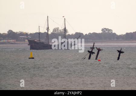 Sheerness, Kent, Großbritannien. Oktober 2024. Galeon Andalucia sah die Themse nach einem Besuch in Großbritannien, nächster Halt in Frankreich - fotografiert von Sheerness, Kent. PIC: Vorbei an SS Richard Montgomery Schiffswrack. Quelle: James Bell/Alamy Live News Stockfoto