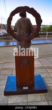 Lady Rhondda Statue am Fluss Newport. Stockfoto