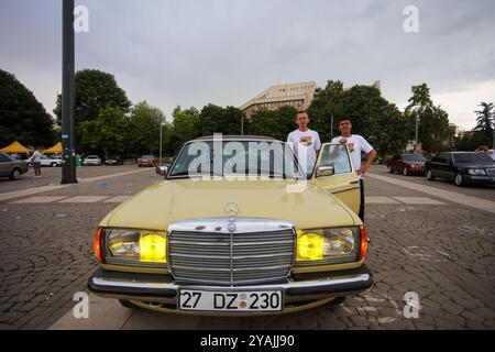 Gaziantep, Turkiye. 30. Juni 2024. Das Mercedes Classic Festival findet im Zentrum von Gaziantep statt, bei dem sowohl klassische Mercedes-Fahrzeuge als auch andere Oldtimer zu sehen sind. Das Festival, das in Zusammenarbeit mit dem türkischen Mercedes Classic Automobile Club und dem Türkischen Classic Automobile Club stattfand, hieß Oldtimer-Enthusiasten aus der ganzen Türkei Stockfoto