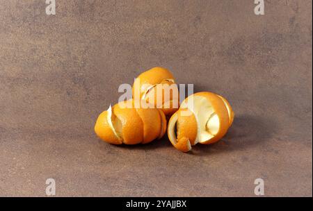 Nahaufnahme der Schale einer Mandarine, die mit einem Messer geschält wurde. Stockfoto