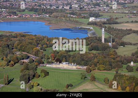 Aus der Vogelperspektive auf Heaton Hall, Park & Heaton Park Reservoir und M62 in der Ferne, auch ein Telekommunikationsmast in Sicht und Zip World Manchester Stockfoto