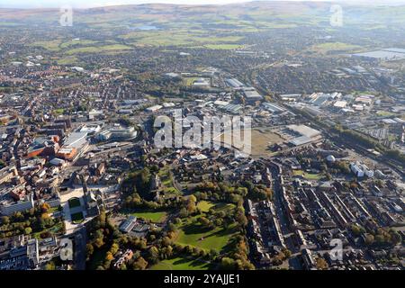 Aus der Vogelperspektive von Rochdale. Blick auf E vom Broadfield Park mit dem Rathaus, Rochdale Central Library, Central Retail Park & Development Land prominent. Stockfoto
