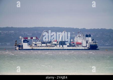 Sheerness, Kent, Großbritannien. Oktober 2024. Schiffskabel Enterprise hat heute Nachmittag gesehen, wie das NeuConnect-Verbindungskabel von Großbritannien nach Deutschland bei Sheerness, Kent, verlegt wurde. Die Verbindungsleitung wird die erste direkte Stromverbindung zwischen Deutschland und Großbritannien (auf der Insel Grain) schaffen und zwei der größten Energiemärkte Europas nach ihrer Fertigstellung erstmalig verbinden. Quelle: James Bell/Alamy Live News Stockfoto