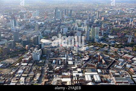 Aus der Vogelperspektive vom NEast aussehenden Südwesten des Stadtzentrums von Manchester von Strangeways & Green Quarter über NOMA, das Deansgate hinunter zu den neuen Wolkenkratzern Stockfoto