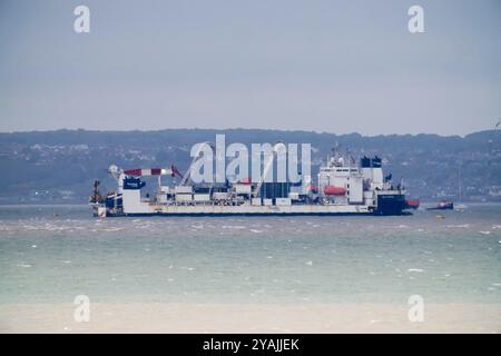 Sheerness, Kent, Großbritannien. Oktober 2024. Schiffskabel Enterprise hat heute Nachmittag gesehen, wie das NeuConnect-Verbindungskabel von Großbritannien nach Deutschland bei Sheerness, Kent, verlegt wurde. Die Verbindungsleitung wird die erste direkte Stromverbindung zwischen Deutschland und Großbritannien (auf der Insel Grain) schaffen und zwei der größten Energiemärkte Europas nach ihrer Fertigstellung erstmalig verbinden. Quelle: James Bell/Alamy Live News Stockfoto