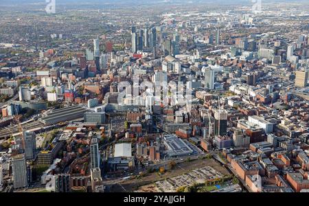 Blick aus der Vogelperspektive auf das Stadtzentrum von Manchester mit Blick auf die WSW Down Store Street über den ehemaligen Central Retail Park und die Great Ancoats Street in Richtung der neuen Wolkenkratzer Stockfoto