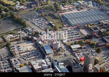 Aus der Vogelperspektive eines Neubaus an der Gould Road und Rochdale Road östlich des Stadtzentrums von Manchester Stockfoto