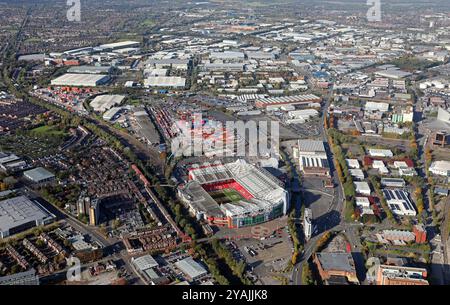 Aus der Vogelperspektive des Old Trafford Football Stadions mit Blick nach Westen über das Industriegebiet Trafford Park, Manchester Stockfoto