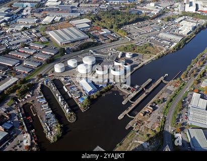 Aus der Vogelperspektive von Esprit Warehousing & Docks, Kai, Schleusen und Lagertanks auf dem Manchester Ship Canal in der Nähe von Salford Quays, Stretford, Trafford Park Stockfoto