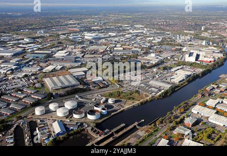 Blick aus der Vogelperspektive auf das Gewerbegebiet Trafford Park von den Docks am Manchester Ship Canal. Trafford Ecology Park Central in Schuss. Stockfoto