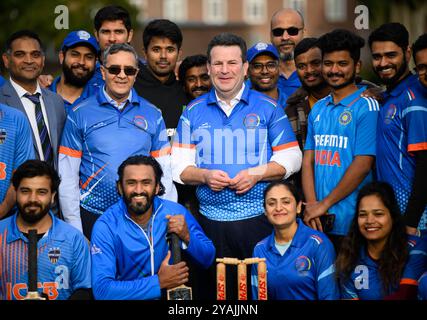 14. Oktober 2024, Berlin: Hubertus Heil (SPD), Bundesminister für Arbeit und Soziales, spricht mit Indianern über die Integration indischer Fachkräfte am Rande eines Cricketspiels im Berliner Olympiapark und lässt sich mit Ajit Gupte (l), Botschafter Indiens in Deutschland, und Spielern fotografieren. Anlässlich der indisch-deutschen Regierungskonsultationen am 25.10.24 trifft der Bundesarbeitsminister auf Indianer, die bereits in Deutschland leben und arbeiten: Mitglieder und Vertreter indischer Diasporaverbände, des Berliner Cricket-Komitees und der indischen Botschaft. Foto: Bernd V Stockfoto