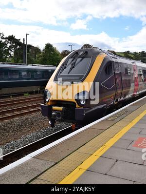 Der CrossCountry-Zug 1S49 der 11,27 Plymouth nach Edinburgh wartet darauf, Totnes mit dem Triebwagen Nr. 220024 zu verlassen, als ein Intercity Express-Zug ankommt. Stockfoto