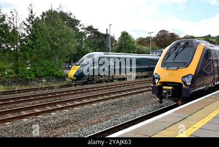 Der CrossCountry-Zug 1S49 der 11,27 Plymouth nach Edinburgh wartet darauf, Totnes mit dem Triebwagen Nr. 220024 zu verlassen, als ein Intercity Express-Zug ankommt. Stockfoto