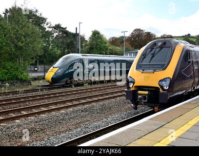 Der CrossCountry-Zug 1S49 der 11,27 Plymouth nach Edinburgh wartet darauf, Totnes mit dem Triebwagen Nr. 220024 zu verlassen, als ein Intercity Express-Zug ankommt. Stockfoto