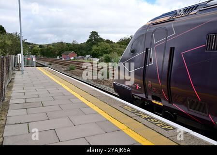 Die BRR-Klasse 220 Voyager-Triebwagen Nr. 220024 verlässt Totnes mit dem CrossCountry-Zug 1S49 die 11,27 Plymouth nach Edinburgh. Stockfoto