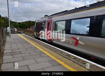 Die BRR-Klasse 220 Voyager-Triebwagen Nr. 220024 verlässt Totnes mit dem CrossCountry-Zug 1S49 die 11,27 Plymouth nach Edinburgh. Stockfoto