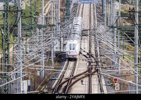 Neubaustrecke der Bahn von Wendlingen nach Ulm. ICE auf freier Strecke bei Weilheim. // 12.10.2024: Weilheim an der Teck, Baden-Württemberg, Deutschland *** Neubaustrecke von Wendlingen nach Ulm ICE auf offenem Gleis bei Weilheim 12 10 2024 Weilheim an der Teck, Baden-Württemberg, Deutschland Stockfoto