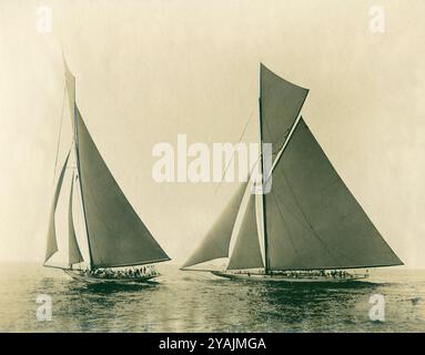 FOTOS VON GESTERN - verwaltet von PPL FOTO AGENCYCirca 1903 America’s Cup. Sir Thomas Liptons irischer Herausforderer SHAMROCK III steht gegen die N an Stockfoto