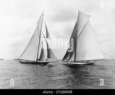 BILDER VON GESTERN – verwaltet von PPL Media Ltd COPYRIGHT RESERVED1903 America's Cup: „RELIANCE, im Besitz von Cornelius Vanderbilt III, der t Stockfoto