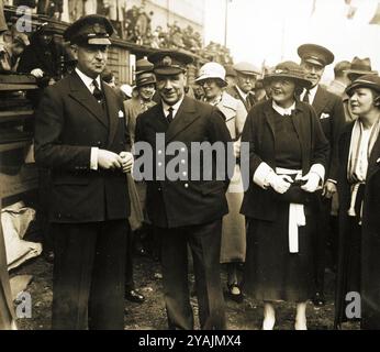 BILDER VON GESTERN - verwaltet von PPL PHOTO AGENCY - COPYRIGHT VORBEHALTEN 1934 America's Cup: Thomas (TOM) Sopwith (links) mit dem Captain Williams, Stockfoto