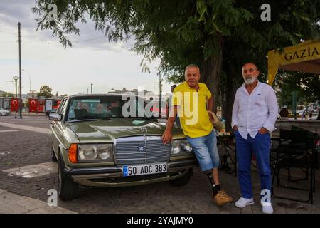 Gaziantep, Turkiye. 30. Juni 2024. Das Mercedes Classic Festival findet im Zentrum von Gaziantep statt, bei dem sowohl klassische Mercedes-Fahrzeuge als auch andere Oldtimer zu sehen sind. Das Festival, das in Zusammenarbeit mit dem türkischen Mercedes Classic Automobile Club und dem Türkischen Classic Automobile Club stattfand, hieß Oldtimer-Enthusiasten aus der ganzen Türkei Stockfoto