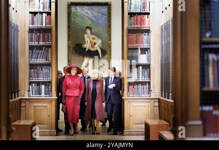 Paris, Frankreich. Oktober 2024. Die französische First Lady Brigitte Macron und Königin Mathilde von Belgien wurden während eines Besuchs in der Opera National de Paris am ersten Tag des offiziellen Staatsbesuchs des belgischen Königspaares in Frankreich am Montag, den 14. Oktober 2024, dargestellt. BELGA FOTO BENOIT DOPPAGNE Credit: Belga News Agency/Alamy Live News Stockfoto