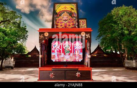 Gott Khatu shyam JI, Ma laxmi und Sersawati mit Hanumaan JI Statue in einem hölzernen Tempel Stockfoto